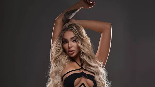 Пассия Алефиренко изображает из себя самую невинность – сексапильная грудь напоказ говорит обратное