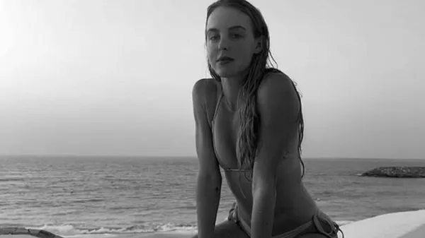 Сексуальна олімпійська чемпіонка з бігу збиває з пантелику точеними принадами в купальнику