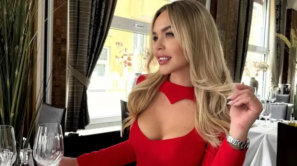 Дружина футболіста Федецького сяє на відпочинку – стиль, сонце і краса в одному кадрі