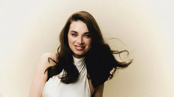 Дружина Усика у новій фотосесії занурює в атмосферу загадковості – кадри, сповнені гармонії