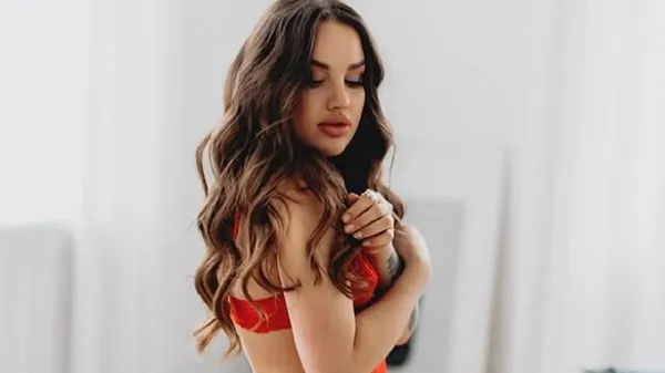 Розкішна обраниця зірки Зорі зачарувала грацією на тлі мальовничих пейзажів: витонченість дня