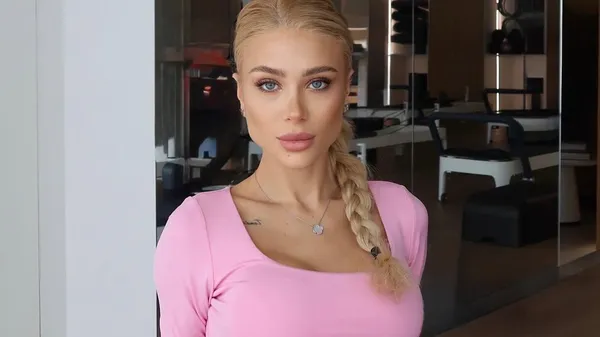 Ее изгибы – как вызов: возлюбленная Конопли соблазняет новым фото