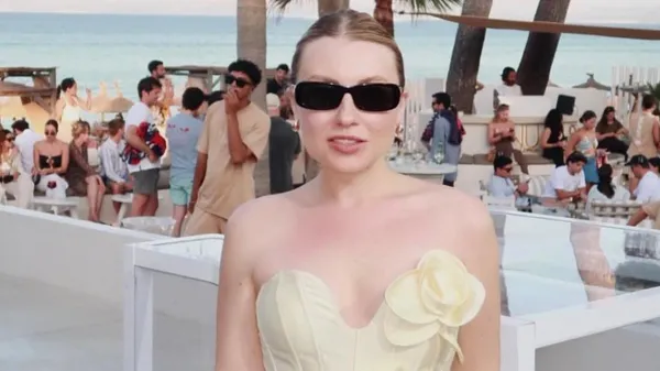 Возлюбленная Ермакова очаровала нежностью – стройные ножки, яркий топ и обольстительная улыбка на отдыхе