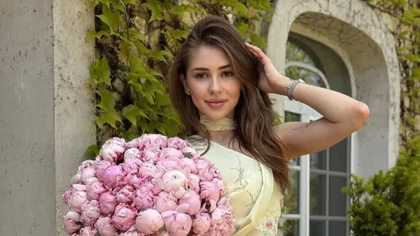 Муза Твардовського у ніжному амплуа закохала в себе мережу – блищить на тлі іспанського узбережжя