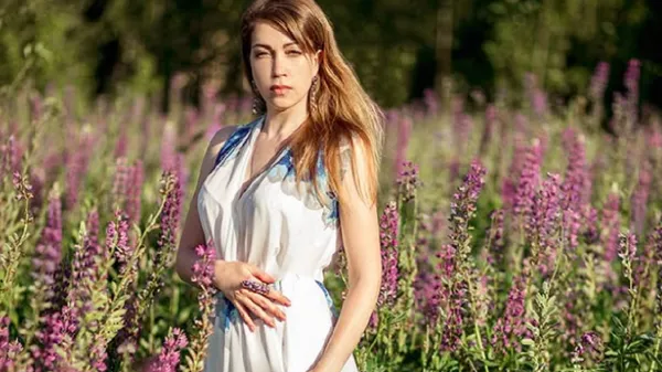 Спокуслива муза Шовковського розцвіла на фоні заходу сонця: фото в купальнику зводить з розуму