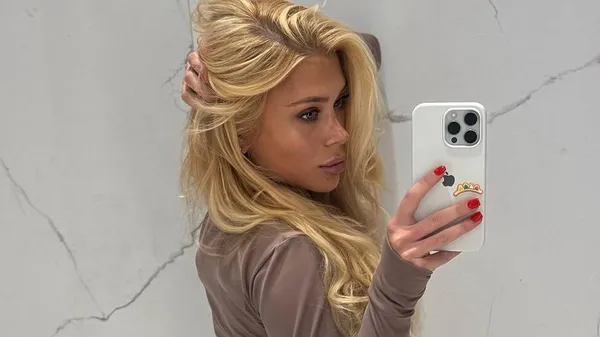 Жена Конопли обольщает сеть горячим фото в бикини у бассейна