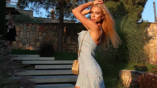 Муза Коноплі з ледь прикритим декольте пестить погляд на ліжку: гравець відреагував з хвилюванням