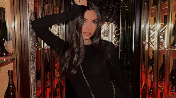 Муза екс-футболіста збірної України у сукні без білизни схвилювала до мурашок: врода не відпускає