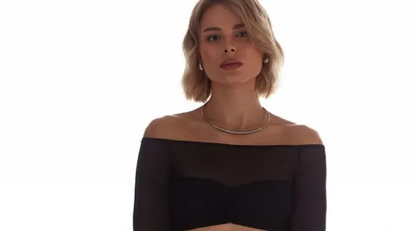 Неймовірна українська легкоатлетка затьмарює Ейфелеву вежу своєю красою та елегантністю