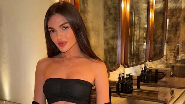 Сексуальна муза Ваната розбурхує уяву – оголена спина й тонка накидка