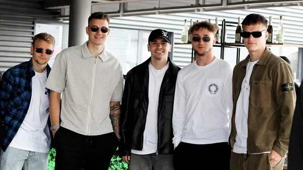 Бражка на Євро привезла топова білявка – камери ненароком зняли поцілунок закоханих