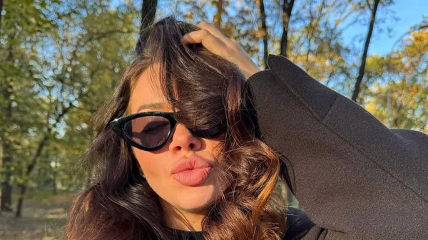 У вишуканому корсеті та з поглядом богині: муза Демченка красується на фоні витворів мистецтва