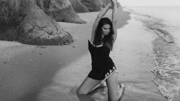 Божественна кохана Усика вабить магнетичною привабливістю у вогняному міні – палаюча грація