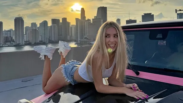 Українська тенісистка в одних трусиках і чобітках: еротика й шикарні суперкари – підпалює OnlyFans