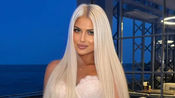 Сексі білявка Велетня зводить з розуму – джинсова сукня ледь прикриває спокусу