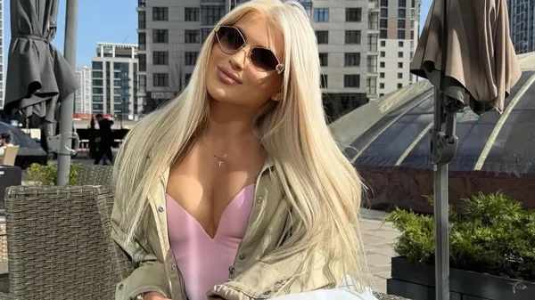 Стильная блондинка с эффектом – девушка Велетня восхитила образом в леггинсах