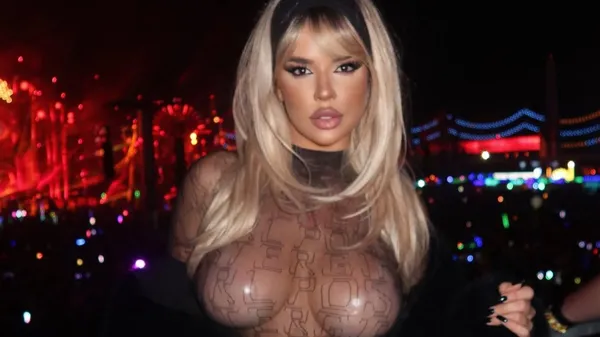 Сексуальная болельщица сборной Хорватии обнажилась на максимум – тело, от которого плавится Ибица