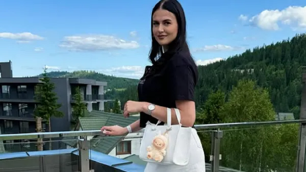 Украинская волейболистка устроила жгучую страсть на краю бассейна: поза и вид поражают воображение