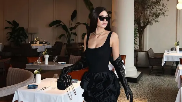 Роскошная возлюбленная Супряги в платье, которое трогает воображение – золотая деталь в главной роли