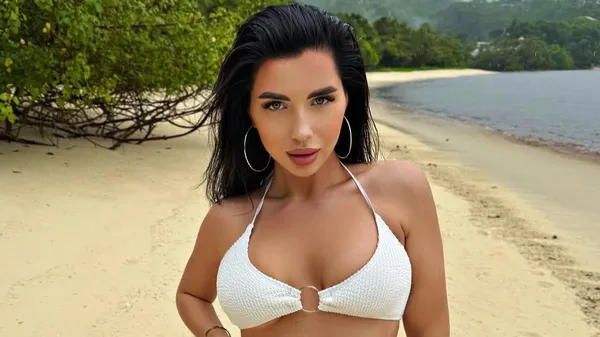 Полуобнаженная Кочергина в блестящем мини-бикини превратила пляж в арену соблазна