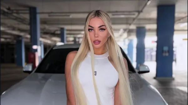 Спокуслива пасія Алефіренка підриває мережу палкістю та сексі-фейсом – вогняна блондинка за кермом