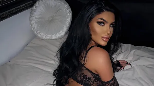 Самая сексуальная фанатка Евро-2024 засветила пышную грудь – кадр, от которого трудно удержать дыхание