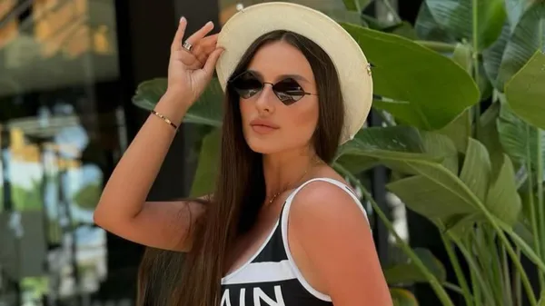 Гаряча дружина Качараби виставила апетитні форми в купальнику – спокуса, від якої важко втекти