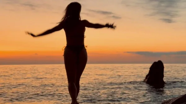 Українська суддя запалює на морі: який тонус – ідеальний бюджетний відпочинок в італійському селищі