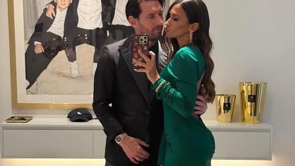 Королева серед секс-бомб вкрала серце Мессі – еротично підпалює океан в тоненьких трусиках