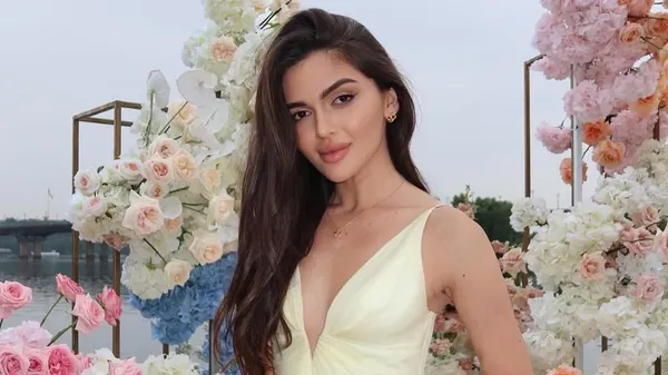 Дівчина Ваната засвітилася в сатиновому луці – нічна спокуса на максимум