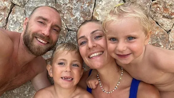 Эриксен, который едва не умер на поле, женился – очаровательная мама 2 детей на седьмом небе от счастья