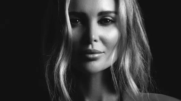 Фіналіст ЛЧ закохався в сексапільну українку – виграла шоу "Холостяк" і приголомшує зовнішністю