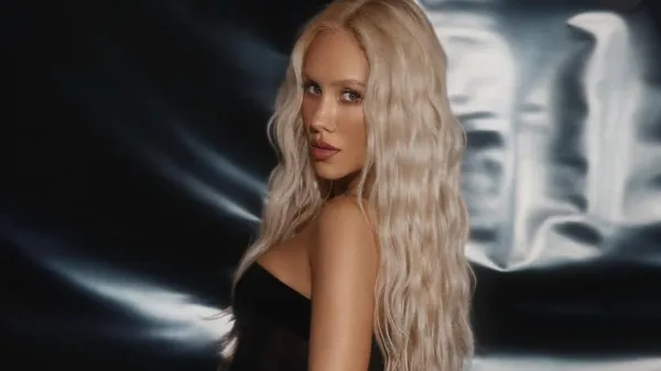 Соблазнительная и нежная – новая девушка Бражка очаровывает утренней интимностью