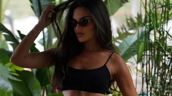 Дівчина Ваната в обтислому наряді продемонструвала космічні форми – гаряча, як полум’я