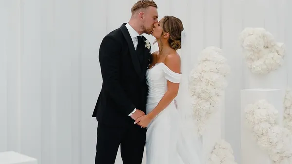 Вінгер збірної Англії одружився – зіркова церемонія у сільському стилі: "Він гарячий"