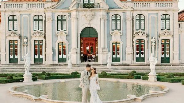 Футболист-полиглот женился на яркой блондинке – выдающаяся красота в королевском замке 18 века