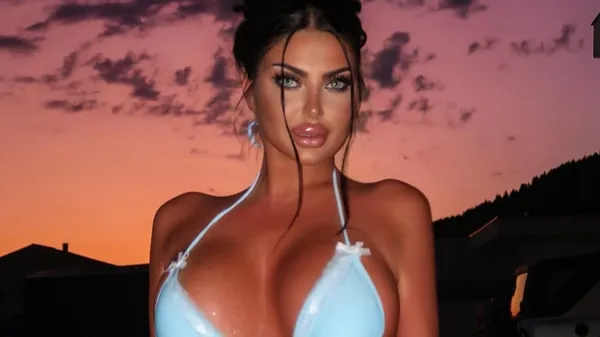 Гола фанатка Євро-2024 розставила ніжки: найспокусливіше фото вболівальниці