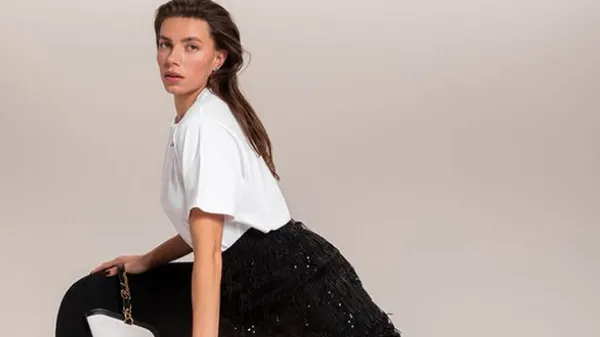 Бех-Романчук у білосніжному купальнику поніжилася в басейні – звабливий ефект в Карпатах