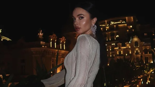 Гаряча колишня Кравця зваблює поглядом у короткій сукні – розкіш і спокуса