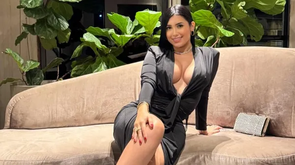 Сексуальна муза Колумбії показала апетитні форми на коні