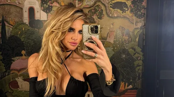 Брак футболиста и сексуальной журналистки переживает кризис: сняла обручальное кольцо и отрывается без него