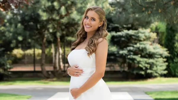 Трепетное ожидание чуда на фоне морских пейзажей: беременная Судакова в чувственной съемке