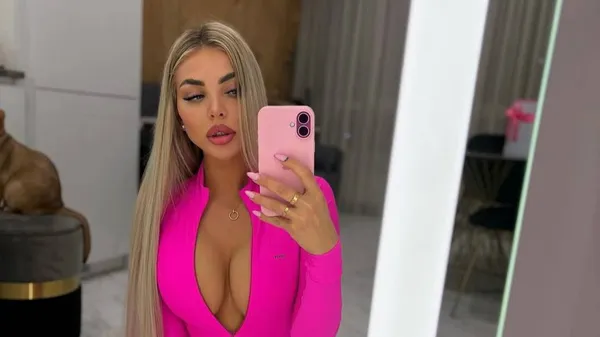 Обраниця Алефіренка ефектно зваблює чоловіків – напівоголеною вчинила вогняний спалах біля басейну