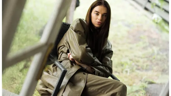 Бордовый вызов: жена Усика затмила всех в коротком платье