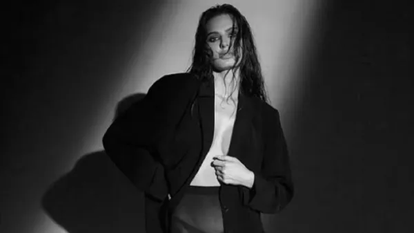 Опасно горячая: фитнес-тренер сжигает сеть естественной грацией из сауны – фото из отпуска