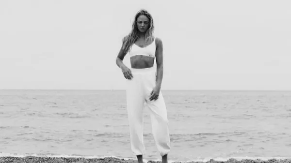 Блискуча сукня і підбори: Білодід підкорює серця – потік пристрасті в елітній машині