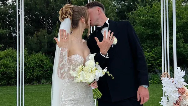 "Роблять макіяж і зачіску, а я дивлюсь у вікно і думаю: сукні – хана". Як Драмбаєви зіграли весілля