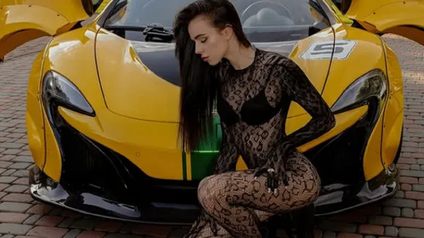 Сестра украинского футболиста едва прикрыла самое жаркое: предупреждает, что заводит до беспамятства