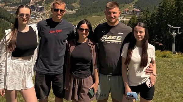 Крупський засвітив свою дівчину: рідкісне фото – лікує його рани, але вона вболіває за інший клуб