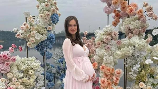 Кохана Брагару буквально світиться щастям – материнський вайб, повний натхнення та гармонії